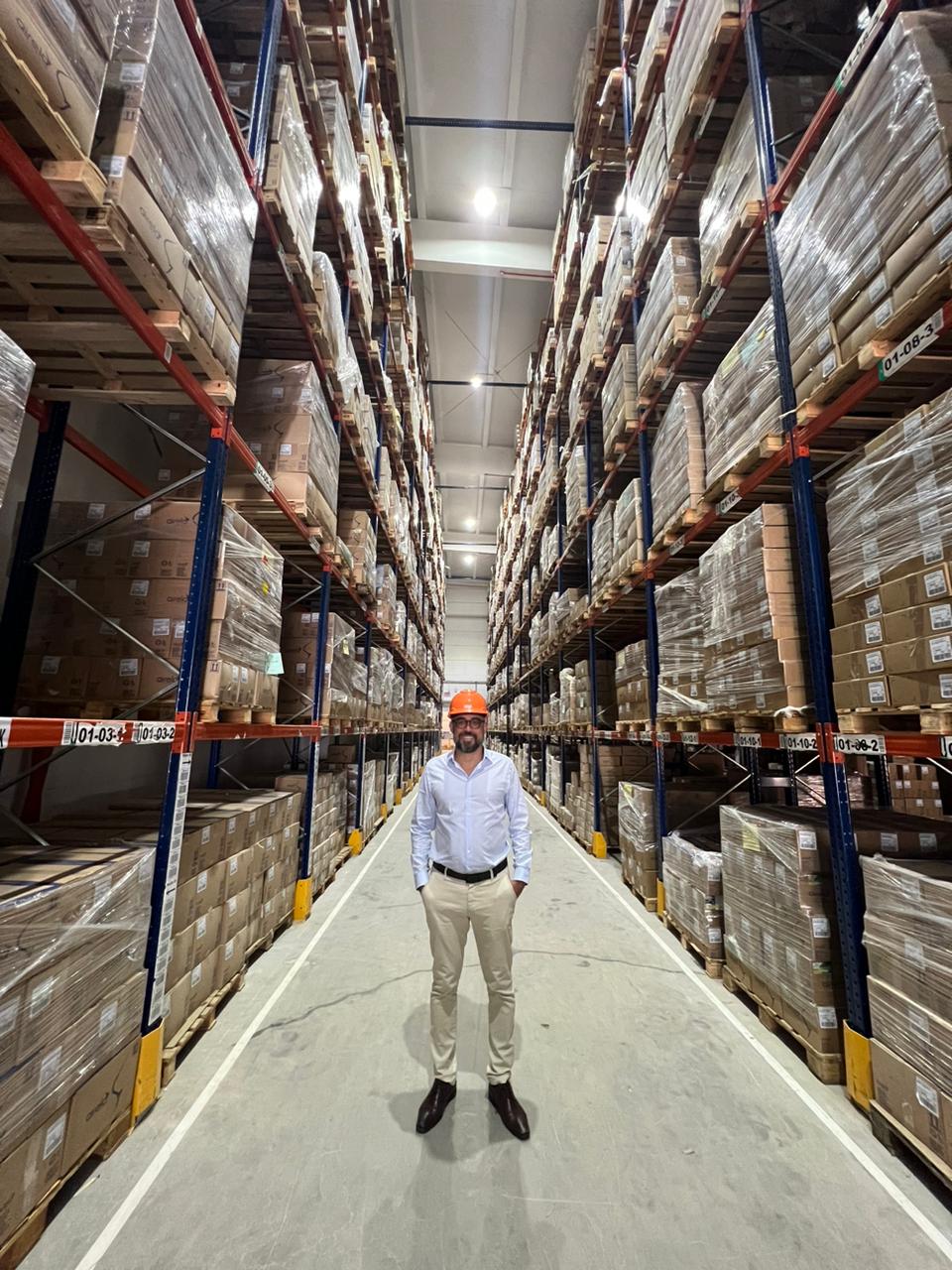Diretor da DuMed em centro de distribuição de produtos para saúde